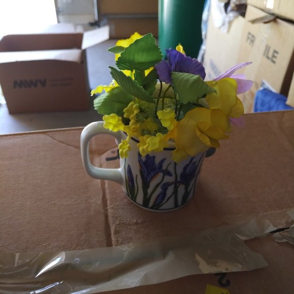 PRETTY IRIS PORCELAIN MUG WITH SILK FLOWER DECOR - Picture 4 of 5